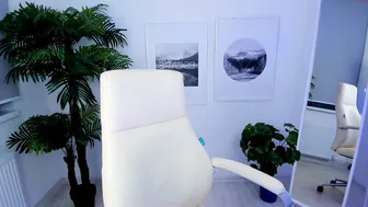 linda_butler thin model is played in panties