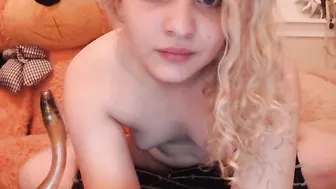 emilyhaze Mature chick pulls pussy