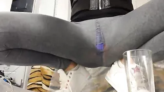 queen_squirt_orgasm Pretty chick fucks pussy with black dildo