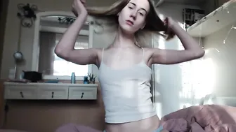 hotschneewittchen Pretty woman and her breasts