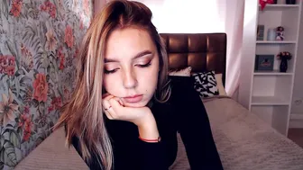 clarecraig juicy slut gently masturbates cunt