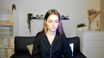 caitlin_bell spicy chick gently pulls pussy