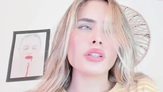 antonia_savatto_ watch cam whore playing fingers in chat show