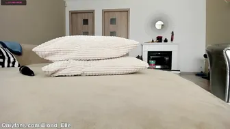 sweeth3llen vicious bitch tightly stretches her pussy