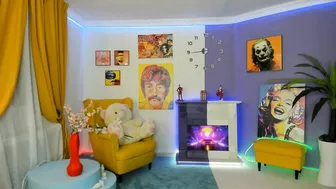 stephanie_evans curly beauty shows her legs