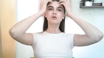 qqlola gorgeous babe licks dildo