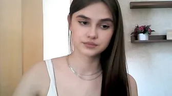 qqlola pretty woman undressed in front of the camera and masturbates in the chair