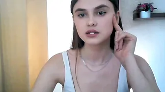 qqlola cam sex toy with penetration in action