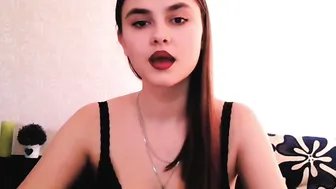 qqlola recording fingers in panties olyfans show