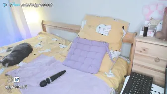 mjgreencat awesome bitch seduces with beautiful forms