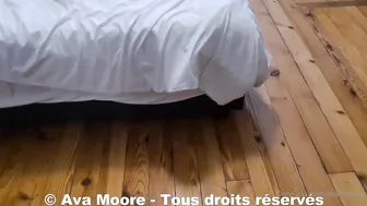 avamoorex shows her pussy on the chair