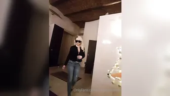 christinashine top busty  caresses clit