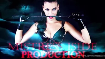 mistressiside  petite teen shows shaved pussy 2022 webcam