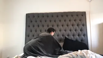 Ricky Johnson  hot beast sticks fingers in wet holes