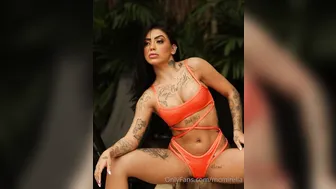 mcmirella naked babe demonstrates chocolate body