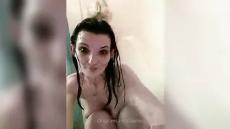 lawlessangel87 spread her legs and showed pussy