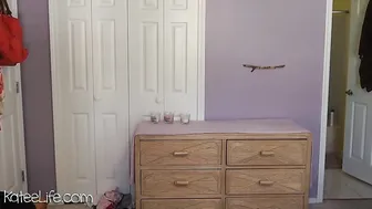 ka8eeowen  aka kateelife Appetizing bitch gently masturbates cunt