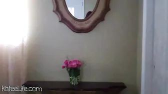 ka8eeowen  aka kateelife Gorgeous bitch shows small tits