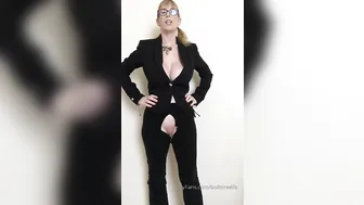 BoltOnWife (@boltonwife) onlyfans Cute curva fucks vaginal opening