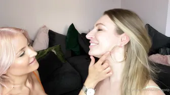 daisymayvip onlyfans Gripping nipple masturbates wet wrap