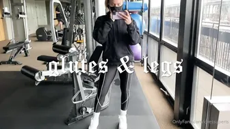 dressuperis Nude cutie shows juicy charms