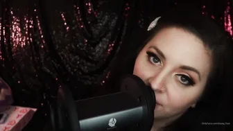 dovey Beautiful brunette shows off her tits