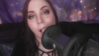 dovey Vicious lady pulls clit