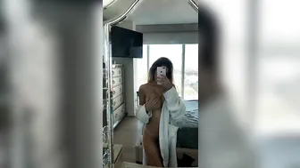 Lynaritaa Blissful babe gently jerks pussy