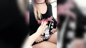 Lynaritaa sexually caresses herself in free chat