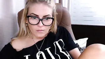 Isabelle Baby briskly jumping on a dildo