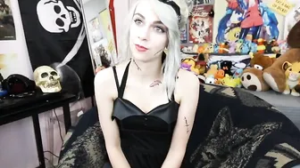 lunalamb Cute chick fucks both holes