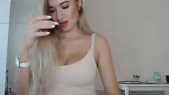 yourlilshy Lusty bitch shows body