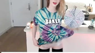 snugglepunk Nude bitch fucks pussy with phallus