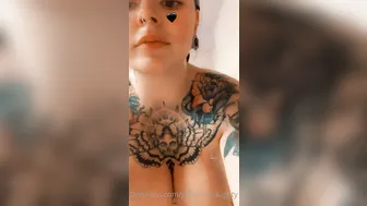 gillisbeenaughty Lusty bitch shows body