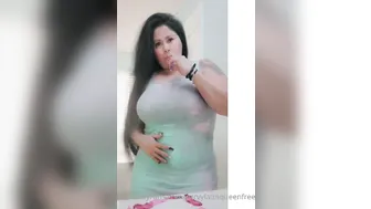 curvylatinqueenfree fucks cunt with fingers