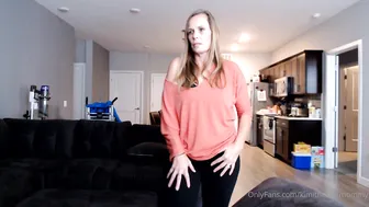 kimithemilfmommy Slender chick caresses shaved cunt