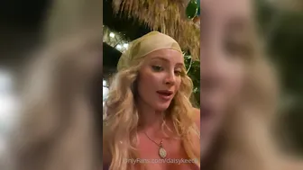 daisykeech Awesome bitch seduces with beautiful forms