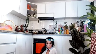 makayla77 Cute chick gently pulls pussy