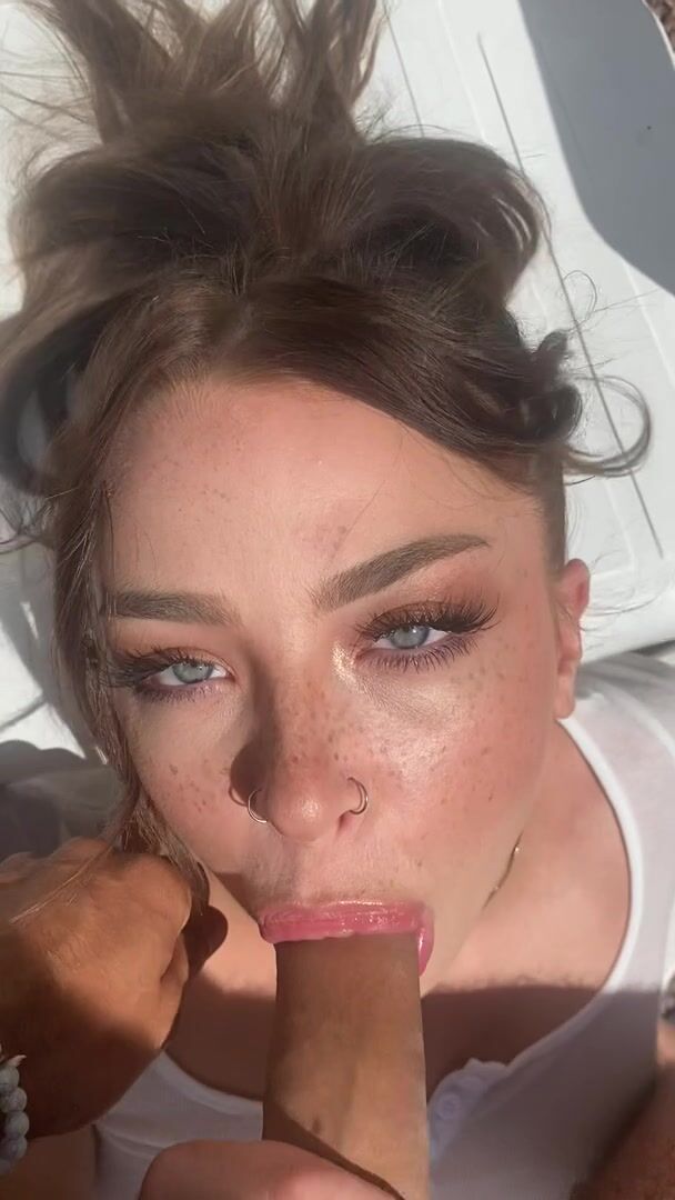 Callmeslooo onlyfans Lustful woman fucks vagina with sex toy.