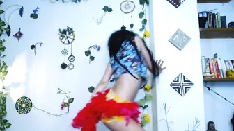 makayla77 Juicy babe caresses pussy