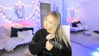 befxckingnice Solid curva gently squeezes pussy