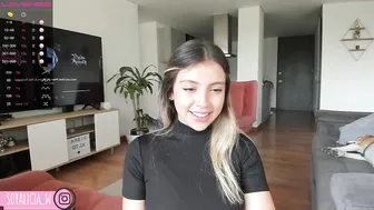 aliciawonder_ masturbating on the bed