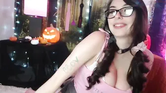 zzvioletzz Sexy slut washes in the shower and jerks off