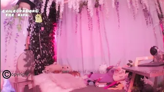 mollyflwers Alluring woman shows vulgar essence