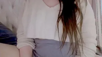 isabelle Gorgeous babe fucks her shaved pussy