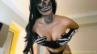 maksin_cb Nude swell rubs the vagina