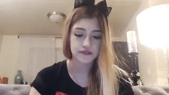 alliecat001 Cool skinny rubs her lips sex