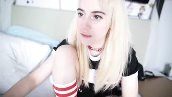 lana_rain Gorgeous lady caresses shaved vagina