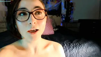 littlee33 Cute bitch masturbates anus