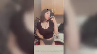 Uwucaptain666  Redhead babe exposes her delicious shape